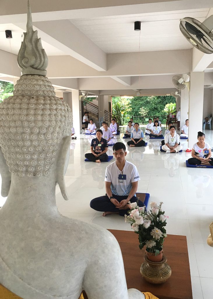 การปฏิบัติธรรม เป็นหมู่คณะ