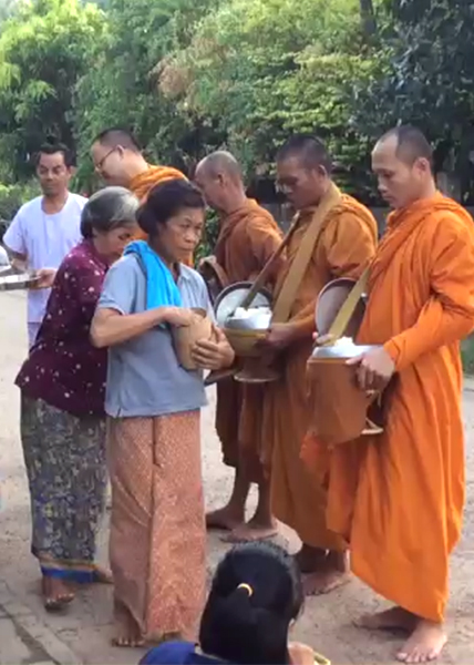 เด็กน้อยใส่บาตร